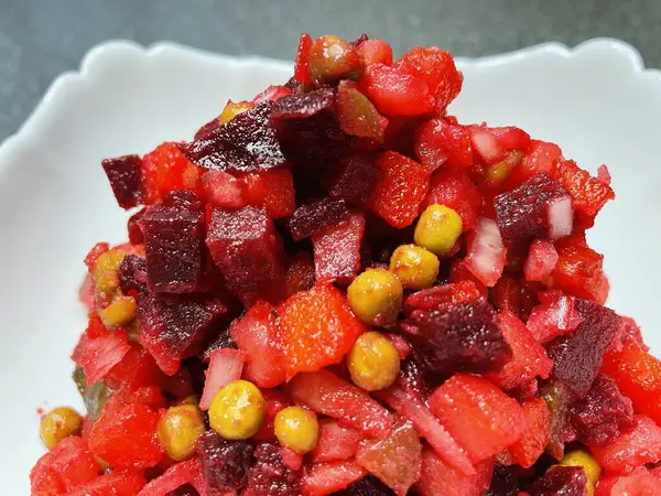 Vinaigrette, haşlanmış sebze, Ukrayna ulusal mutfağı, Ukrayna yemeği, pancar, havuç, patates, soğan, bezelye, yağ, tuz, kırmızı, masa, tabak, mutfak, Ukrayna mutfağı, Ukrayna yemeği, ulusal, lezzetli, hayatı seviyorum..