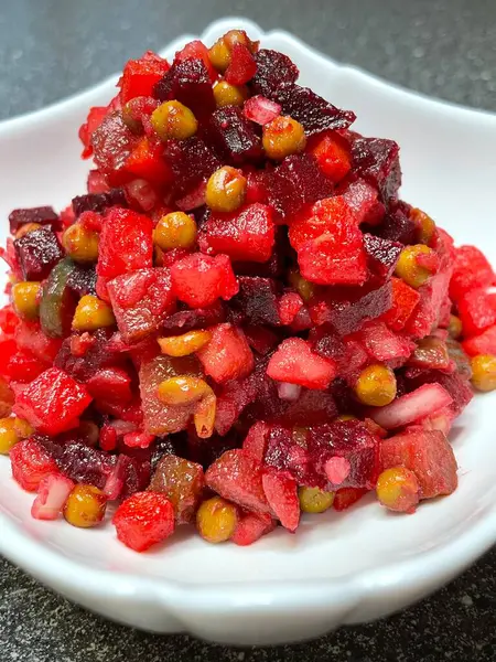 Vinaigrette, haşlanmış sebze, Ukrayna ulusal mutfağı, Ukrayna yemeği, pancar, havuç, patates, soğan, bezelye, yağ, tuz, kırmızı, masa, tabak, mutfak, Ukrayna mutfağı, Ukrayna yemeği, ulusal, lezzetli, hayatı seviyorum..