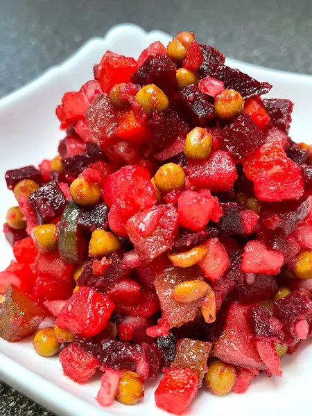 Vinaigrette, haşlanmış sebze, Ukrayna ulusal mutfağı, Ukrayna yemeği, pancar, havuç, patates, soğan, bezelye, yağ, tuz, kırmızı, masa, tabak, mutfak, Ukrayna mutfağı, Ukrayna yemeği, ulusal, lezzetli, hayatı seviyorum..