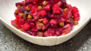 Vinaigrette, haşlanmış sebze, Ukrayna ulusal mutfağı, Ukrayna yemeği, pancar, havuç, patates, soğan, bezelye, yağ, tuz, masa, tabak, mutfak, Ukrayna, Ukrayna mutfağı, ulusal, lezzetli, hayatı seviyorum..