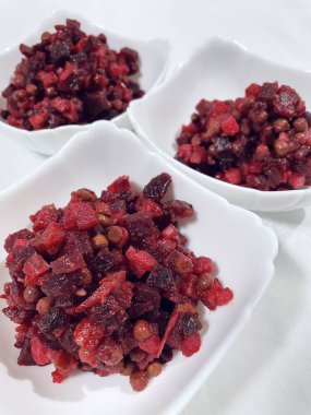 Vinaigrette, haşlanmış sebze, Ukrayna ulusal mutfağı, Ukrayna yemeği, pancar, havuç, patates, soğan, bezelye, yağ, tuz, masa, tabak, mutfak, Ukrayna, Ukrayna mutfağı, ulusal, lezzetli, hayatı seviyorum..