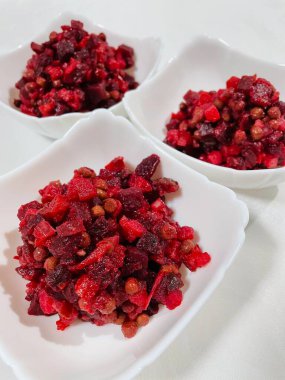 Vinaigrette, haşlanmış sebze, Ukrayna ulusal mutfağı, Ukrayna yemeği, pancar, havuç, patates, soğan, bezelye, yağ, tuz, masa, tabak, mutfak, Ukrayna, Ukrayna mutfağı, ulusal, lezzetli, hayatı seviyorum..