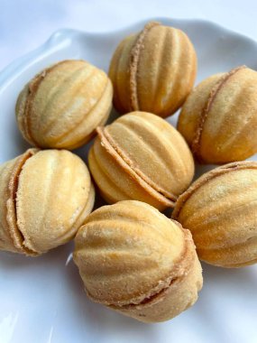 Pişirme, kurabiye, tatlı, fındık, konsantre süt, konsantre süt, şeker, lezzetli, vanilya, pişirme, fırın, mutfak, tabak, beyaz, süslü, tatlı, kalori, aşk, hayat.