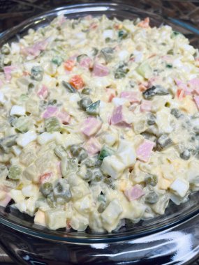 Mayonezli Olivier salatası, haşlanmış sebzeler, bezelye, yumurta, tabak, kalori, yemek, lezzetli masa, mutfak, yemek.