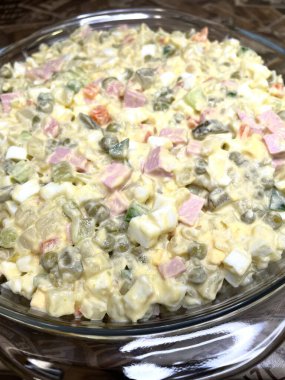 Mayonezli Olivier salatası, haşlanmış sebzeler, bezelye, yumurta, tabak, kalori, yemek, lezzetli masa, mutfak, yemek.