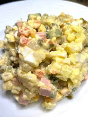 Mayonezli Olivier salatası, haşlanmış sebzeler, bezelye, yumurta, tabak, kalori, yemek, lezzetli masa, mutfak, yemek.