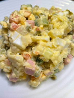 Mayonezli Olivier salatası, haşlanmış sebzeler, bezelye, yumurta, tabak, kalori, yemek, lezzetli masa, mutfak, yemek.
