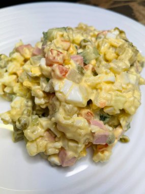 Mayonezli Olivier salatası, haşlanmış sebzeler, bezelye, yumurta, tabak, kalori, yemek, lezzetli masa, mutfak, yemek.