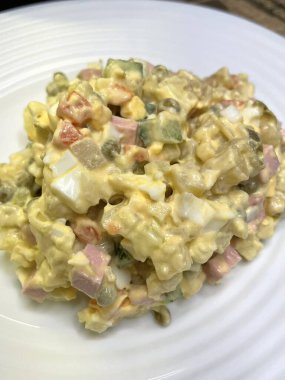 Mayonezli Olivier salatası, haşlanmış sebzeler, bezelye, yumurta, tabak, kalori, yemek, lezzetli masa, mutfak, yemek.