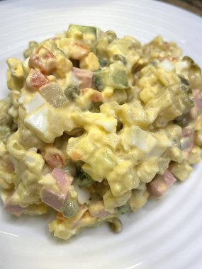 Mayonezli Olivier salatası, haşlanmış sebzeler, bezelye, yumurta, tabak, kalori, yemek, lezzetli masa, mutfak, yemek.