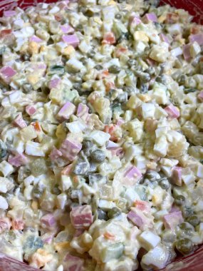 Mayonezli Olivier salatası, haşlanmış sebzeler, bezelye, yumurta, tabak, kalori, yemek, lezzetli masa, mutfak, yemek.