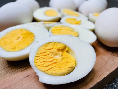 Haşlanmış yumurta, yumurta, yumurta sarısı, protein, sarı, beyaz, mutfak, tabak, masa, kalori, sağlıklı yemek, aşçılık, aşk hayatı..