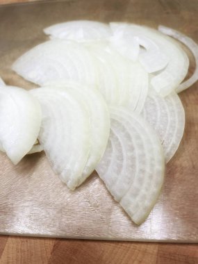 Mutfaktaki masada soğan, ince ince dilimlenmiş halkalar, sebzeler, vitaminler, aşçılık, aşk, hayat.