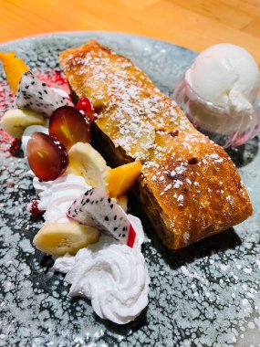 Elmalı turta, turta, tatlı, hamur işi, meyve, krema, dondurma, masa, tabak, tatlı, ejderha meyvesi.