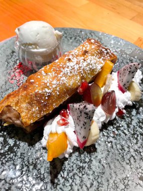 Elmalı turta, turta, tatlı, hamur işi, meyve, krema, dondurma, masa, tabak, tatlı, ejderha meyvesi.