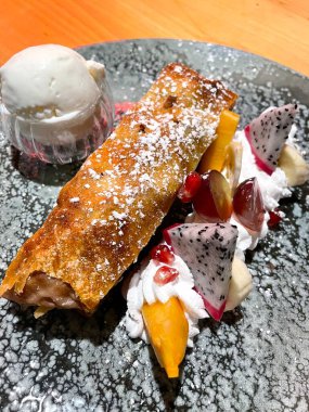 Elmalı turta, turta, tatlı, hamur işi, meyve, krema, dondurma, masa, tabak, tatlı, ejderha meyvesi.