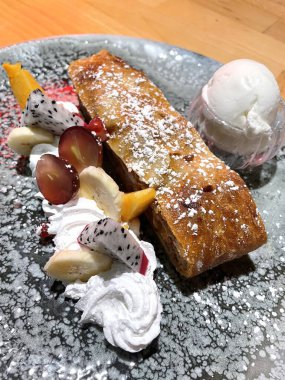 Elmalı turta, turta, tatlı, hamur işi, meyve, krema, dondurma, masa, tabak, tatlı, ejderha meyvesi.