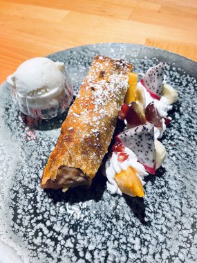 Elmalı turta, turta, tatlı, hamur işi, meyve, krema, dondurma, masa, tabak, tatlı, ejderha meyvesi.