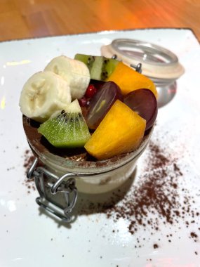 Tiramisu, tatlı, çikolata, kivi, şeftali, muz, üzüm, kokteyl, bardak, masa, şeker