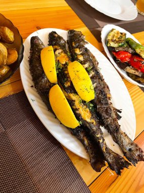 Izgara alabalık, balık, tabak, ızgara, nehir balığı, deniz ürünleri, yemek, iyot.