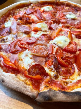 Pizza, parmesan, sos, peynir, masa, yemek, yemek, kalori, domates, sosis, engeller, tabak