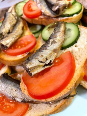 Sprats, füme balık, tuz, tuzlu, sandviç, domates, salatalık, tabak, masa, yemek, yemek, aşçılık, aşk, hayat..