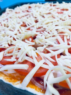 Ev yapımı hamur işleri, rendelenmiş peynir, iştah, ev yapımı pizza, pasta, peynir, soğan, domates, fırın, yemek, yemek, konfor, aromatik, lezzetli, hayatı seviyorum..