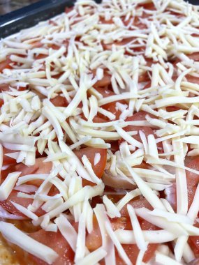 Ev yapımı hamur işleri, rendelenmiş peynir, iştah, ev yapımı pizza, pasta, peynir, soğan, domates, fırın, yemek, yemek, konfor, aromatik, lezzetli, hayatı seviyorum..