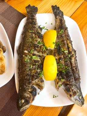 Izgara alabalık, balık, tabak, ızgara, limon, nehir balığı, deniz ürünleri, yemek, iyot, Ukrayna, Ukrayna, Karpatlar, turizm, seyahat, yolculuk, seyahat