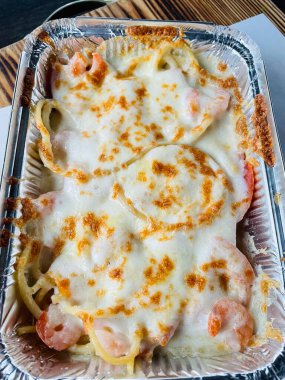 Karides, deniz ürünleri, iyot, yararlı, sağlıklı yiyecek, sağlık, karides ve peynirli makarna, erişte, makarna, yemek, lezzetli, öğle yemeği, masa, çatal, sandalye, oda, aşk hayatı.