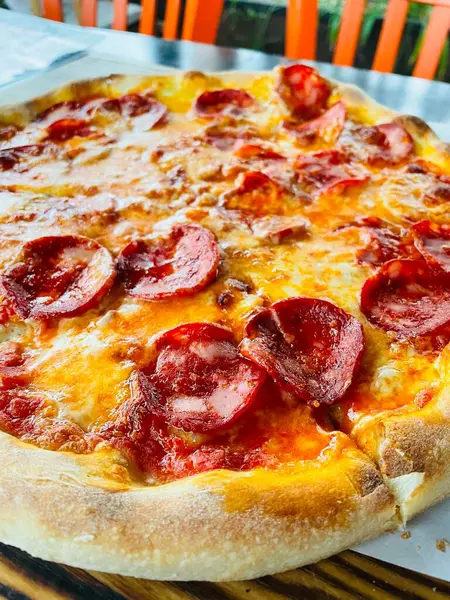 Salamlı ve peynirli pizza, sosisli, hamur işi, fırında yemek, yemek, flüt, lezzetli, iştah açıcı, yemek masası, öğle yemeği, kahvaltı, kalori, konfor, konfor, aşk hayatı.