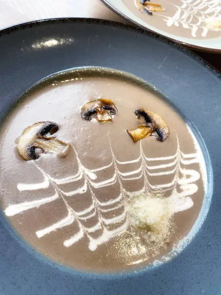 Mantar kremi çorbası, çorba püresi, ilk yemekler, mantar, peynir, parmesan, öğle yemeği, yemek, yemek.