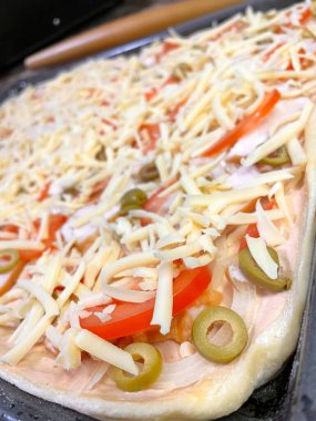 Ev yapımı hamur işleri, fırın, pizza, un, zeytin, peynir, soğan, hamur, sos, lezzetli, yemek, yemek, ürün, mutfak, masa, öğle yemeği, kahvaltı, akşam yemeği, aşçı, aroma, aşk, Ukrayna, Ukrayna,