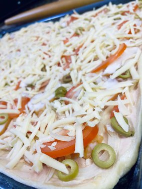 Ev yapımı hamur işleri, fırın, pizza, un, zeytin, peynir, soğan, hamur, sos, lezzetli, yemek, yemek, ürün, mutfak, masa, öğle yemeği, kahvaltı, akşam yemeği, aşçı, aroma, aşk, Ukrayna, Ukrayna,