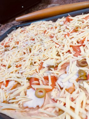 Ev yapımı hamur işleri, fırın, pizza, un, zeytin, peynir, soğan, hamur, sos, lezzetli, yemek, yemek, ürün, mutfak, masa, öğle yemeği, kahvaltı, akşam yemeği, aşçı, aroma, aşk, Ukrayna, Ukrayna,