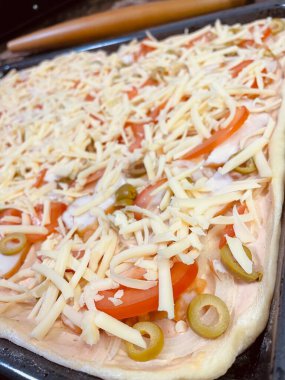 Ev yapımı hamur işleri, fırın, pizza, un, zeytin, peynir, soğan, hamur, sos, lezzetli, yemek, yemek, ürün, mutfak, masa, öğle yemeği, kahvaltı, akşam yemeği, aşçı, aroma, aşk, Ukrayna, Ukrayna,