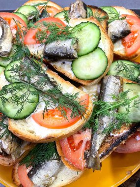 Sprats, füme balık, tuz, tuzlu, sandviç, domates, salatalık, dereotu, tabak, masa, yemek, yemek, yemek, aşk, hayat..