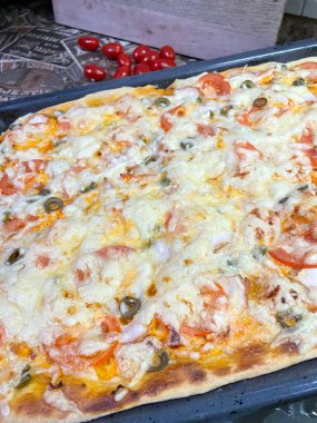 Ev yapımı hamur işleri, fırın, pizza, un, domates, yeşiller, zeytin, peynir, soğan, hamur, sos, lezzet, yemek, ürün, mutfak, masa, öğle yemeği, kahvaltı, akşam yemeği, şef, aşçı, aroma, aşk, yaşam, Ukrayna, Ukrayna