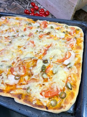 Ev yapımı hamur işleri, fırın, pizza, un, domates, yeşiller, zeytin, peynir, soğan, hamur, sos, lezzet, yemek, ürün, mutfak, masa, öğle yemeği, kahvaltı, akşam yemeği, şef, aşçı, aroma, aşk, yaşam, Ukrayna, Ukrayna