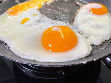 Yumurta, yumurta, çırpılmış yumurta, tereyağı, yağ, kızartma, pişirme, kızartma tavası, ateş, çatırtı, yumurta, protein, yemek, mutfak, kalori