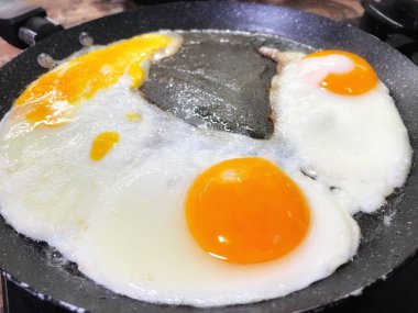 Yumurta, yumurta, çırpılmış yumurta, tereyağı, yağ, kızartma, pişirme, kızartma tavası, ateş, çatırtı, yumurta, protein, yemek, mutfak, kalori