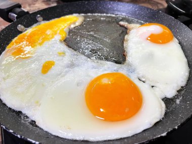 Yumurta, yumurta, çırpılmış yumurta, tereyağı, yağ, kızartma, pişirme, kızartma tavası, ateş, çatırtı, yumurta, protein, yemek, mutfak, kalori