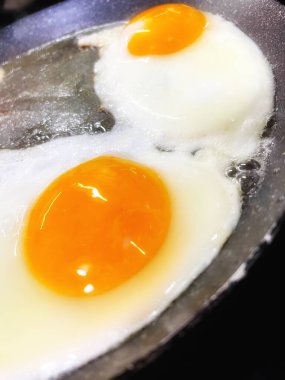 Yumurta, yumurta, çırpılmış yumurta, tereyağı, yağ, kızartma, pişirme, kızartma tavası, ateş, çatırtı, yumurta, protein, yemek, mutfak, kalori