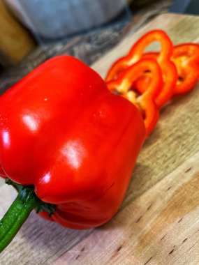 Kırmızı tatlı dolma biber, sebze, sebze, vitaminler, parlak, yemek, kesim, sulu, olgun, aşçı, masa, aşk hayatı..