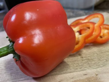 Kırmızı tatlı dolma biber, sebze, sebze, vitaminler, parlak, yemek, kesim, sulu, olgun, aşçı, masa, aşk hayatı..