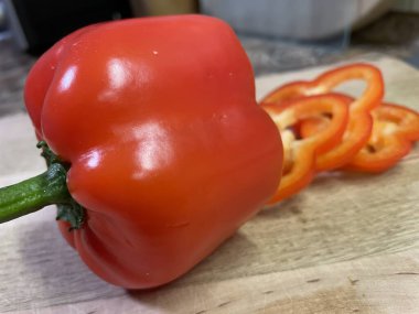 Kırmızı tatlı dolma biber, sebze, sebze, vitaminler, parlak, yemek, kesim, sulu, olgun, aşçı, masa, aşk hayatı..