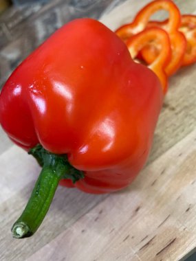 Kırmızı tatlı dolma biber, sebze, sebze, vitaminler, parlak, yemek, kesim, sulu, olgun, aşçı, masa, aşk hayatı..