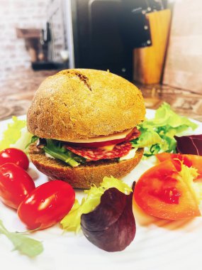 Lezzetli bir kahvaltı, burger, peynirli sandviç, salam, domates, yeşiller, peynir, mayonez, besleyici, lezzetli, vitamin, sağlıklı tabak, sofra, aşçı, çörek, siyah ekmek, öğle yemeği, akşam yemeği, evde aşk,.