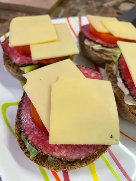 Salamlı sandviçler, yeşillikler, marul, peynir ve ızgara domatesler, kara ekmek, çörek, çörek, mutfak, yemek, kahvaltı, atıştırmalık, yemek, aşk, hayat, tabak