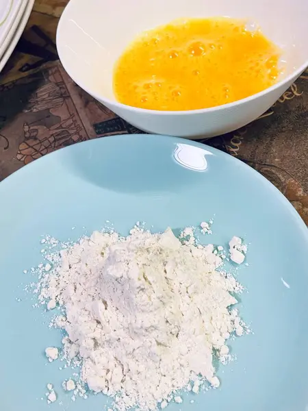 Hamur, un, yumurta, yumurta, tabak, masa, mutfak, yemek, yemek hazırlıyoruz.
